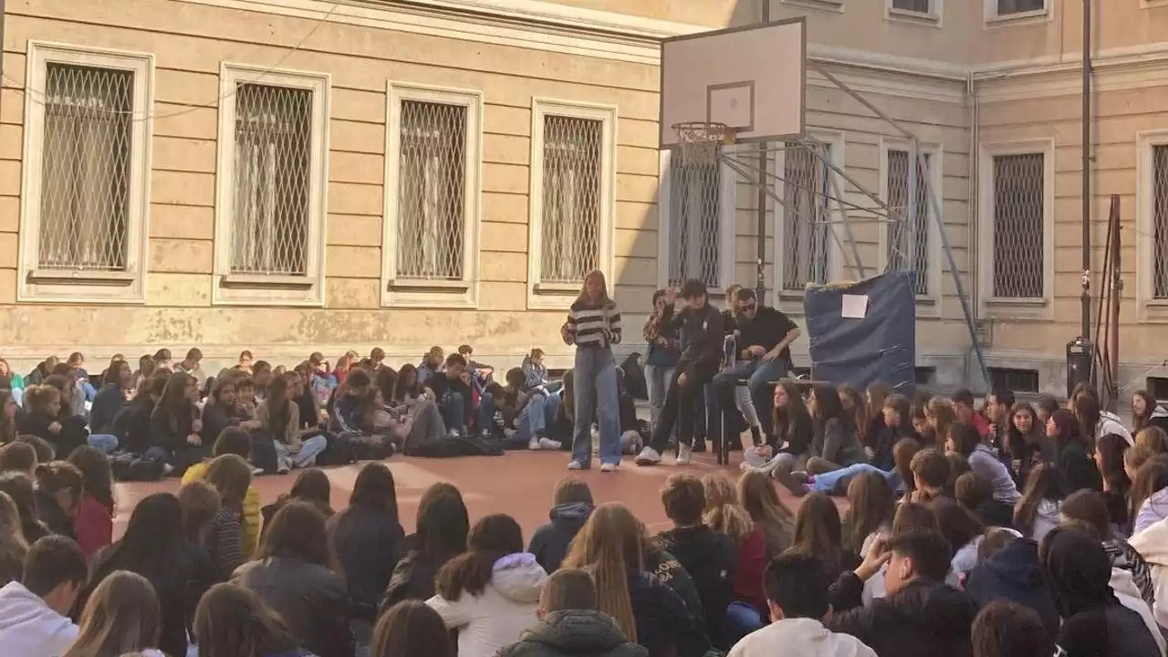 Milano, nel primo liceo occupato d'Italia contro il futuro governo Meloni: “Non abbiamo diritto al voto, manifestiamo così il nostro pensiero”