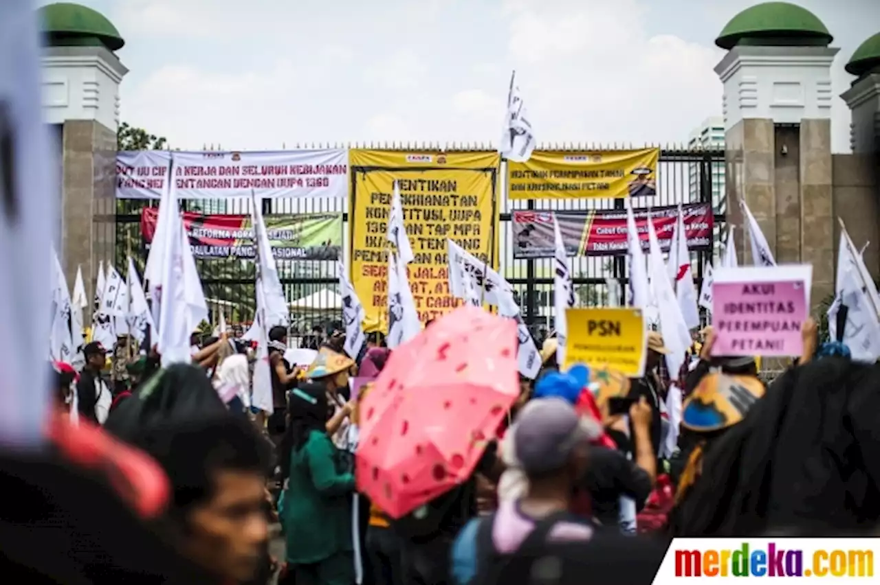 Foto : Geruduk DPR, Massa Petani Tuntut Reforma Agraria di Hari Tani Nasional | merdeka.com