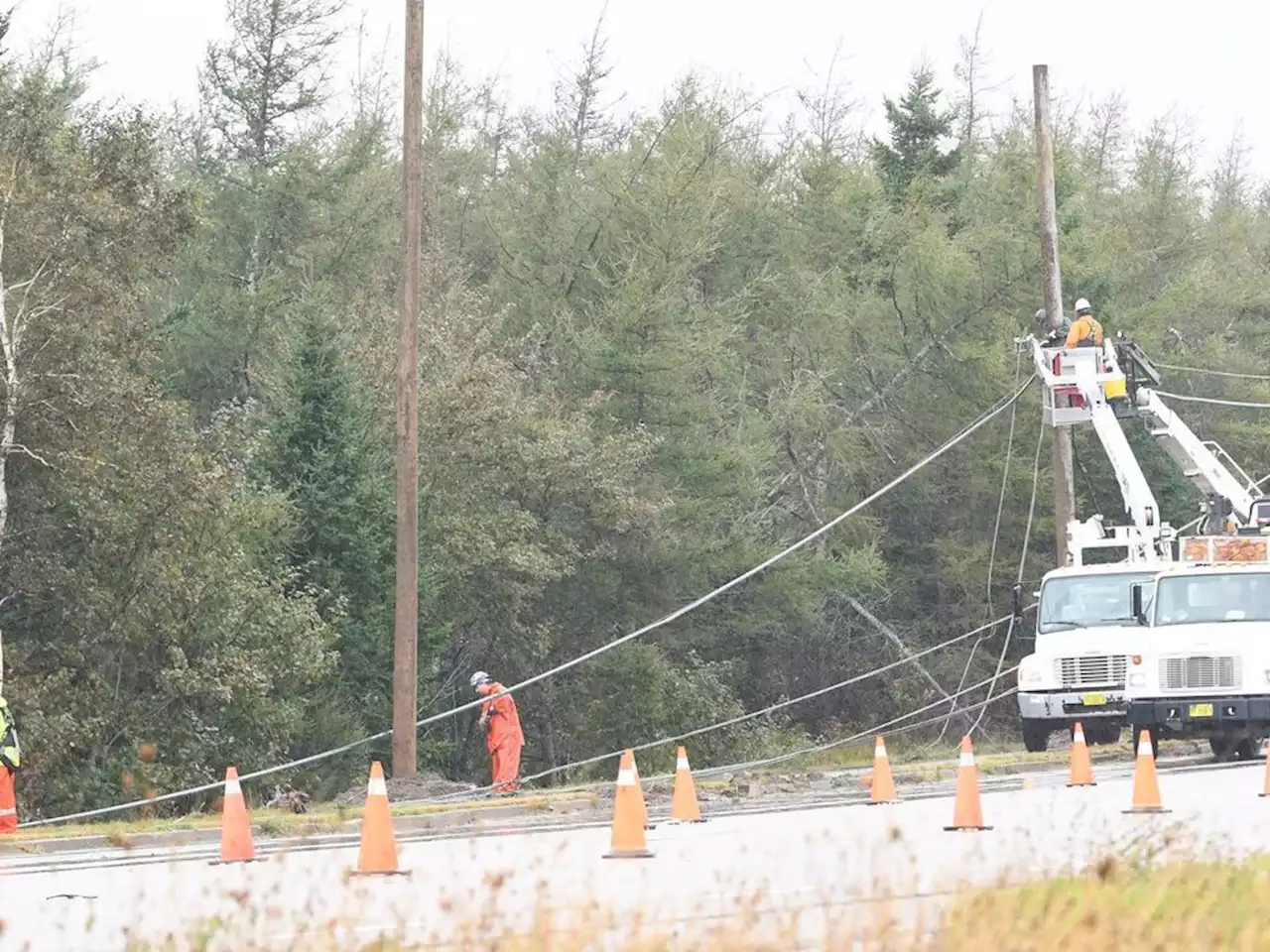 Maine power workers cross border without incident to help in Nova Scotia