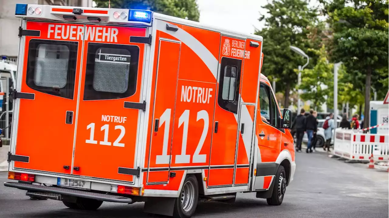 Von Autos angefahren: Elfjähriger und Erwachsener bei Verkehrsunfällen in Berlin schwer verletzt