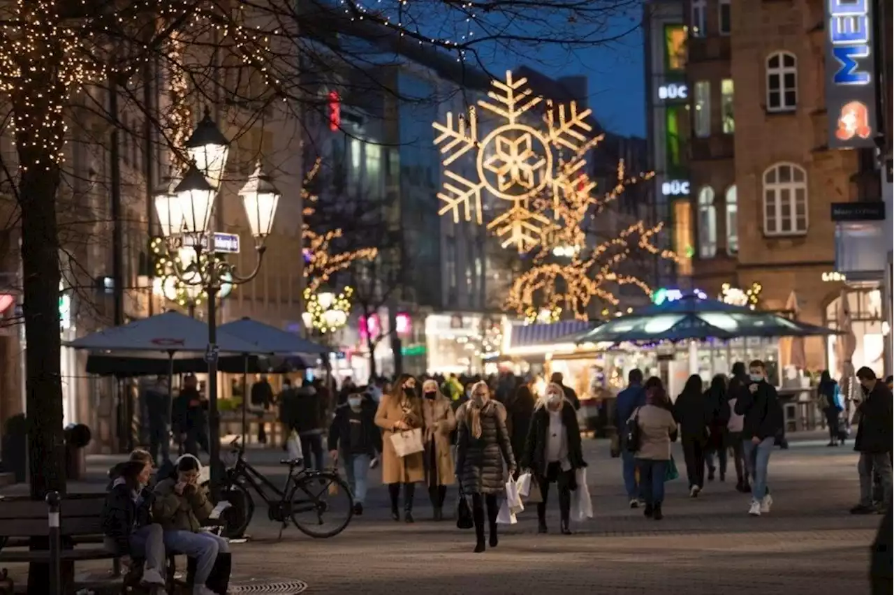 Weihnachtsglanz und Energiekrise: Stromsparen oder Feststimmung?