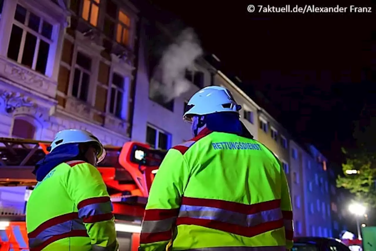 Zur Menschenrettung über Drehleiter vor