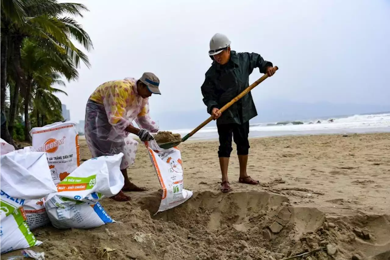 Hundreds of thousands evacuated as Typhoon Noru makes landfall in Vietnam's Da Nang | CNN