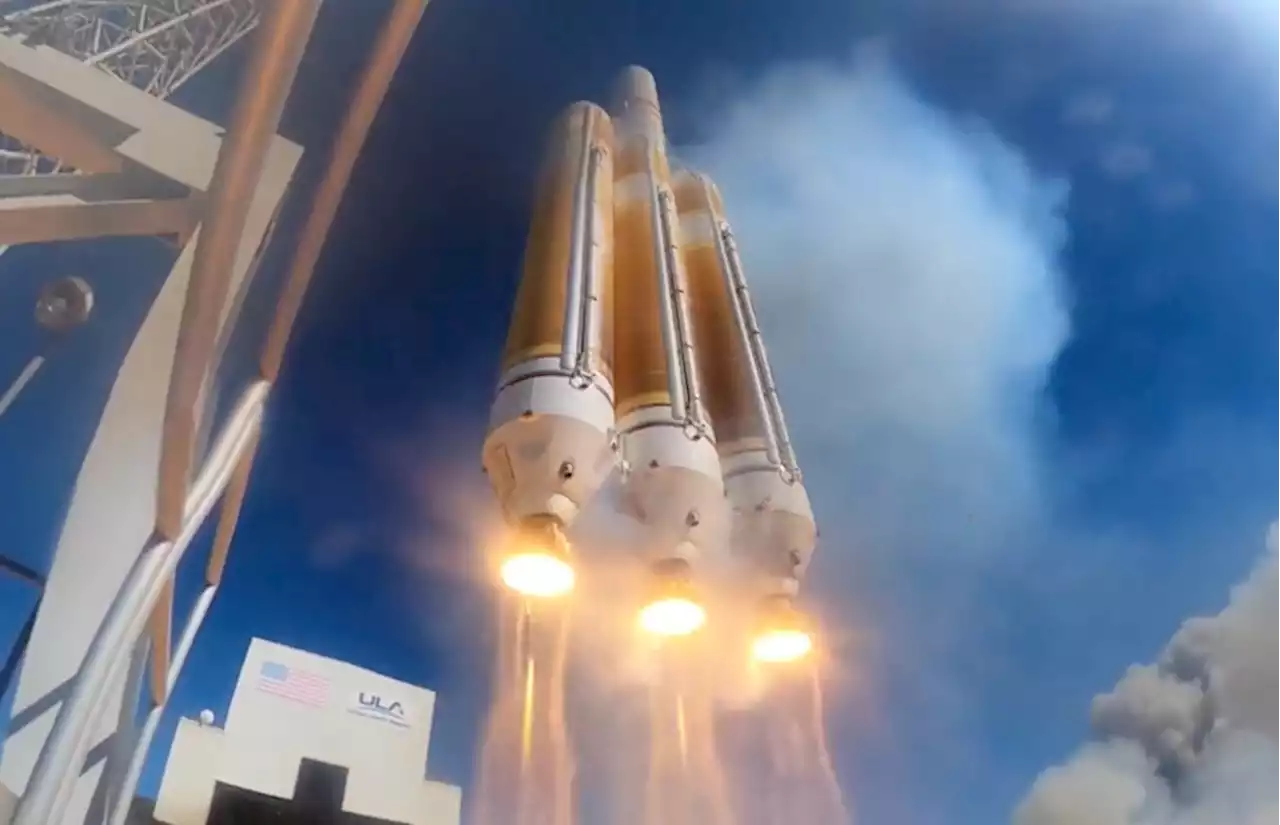 Awesome footage shows a triple-booster rocket launch | Digital Trends