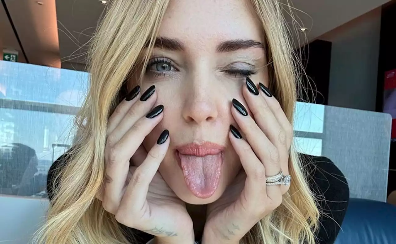 Chiara Ferragni, la nuova manicure con unghie nere è la tendenza della stagione - iO Donna