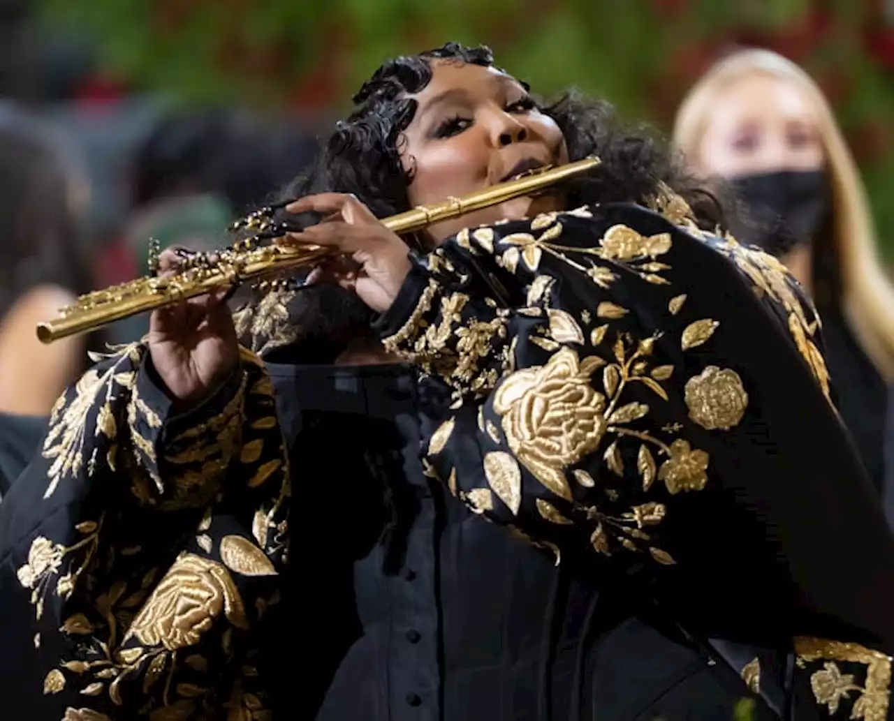 VIDEO: Lizzo plays 200-year-old flute that once belonged to a US president