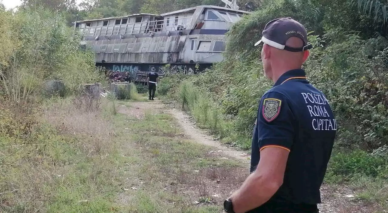 Roma, sul Tevere al via rimozione motonave Tiber II