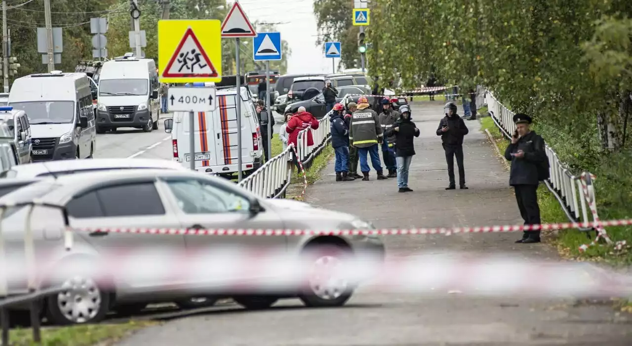 Sparatoria a scuola, 13 morti, tra loro anche 7 bambini e due prof: «Killer forse neonazista»