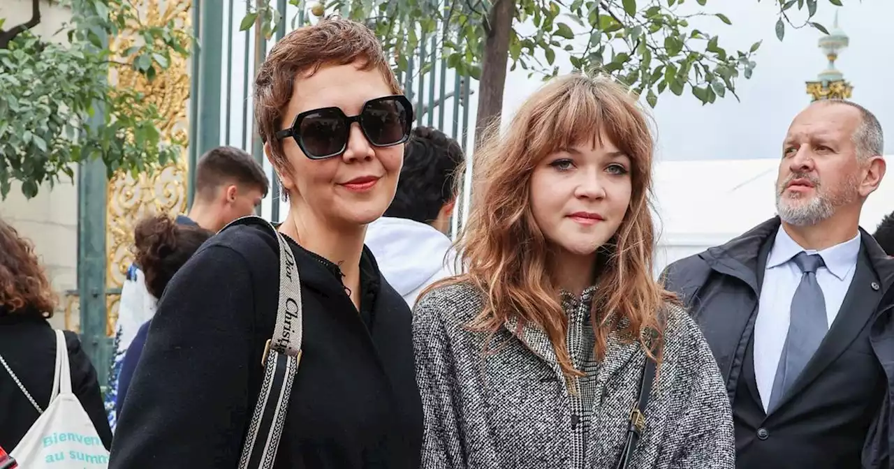 Maggie Gyllenhall et sa fille Ramona, 15 ans, véritable sosie de son père au défilé Dior