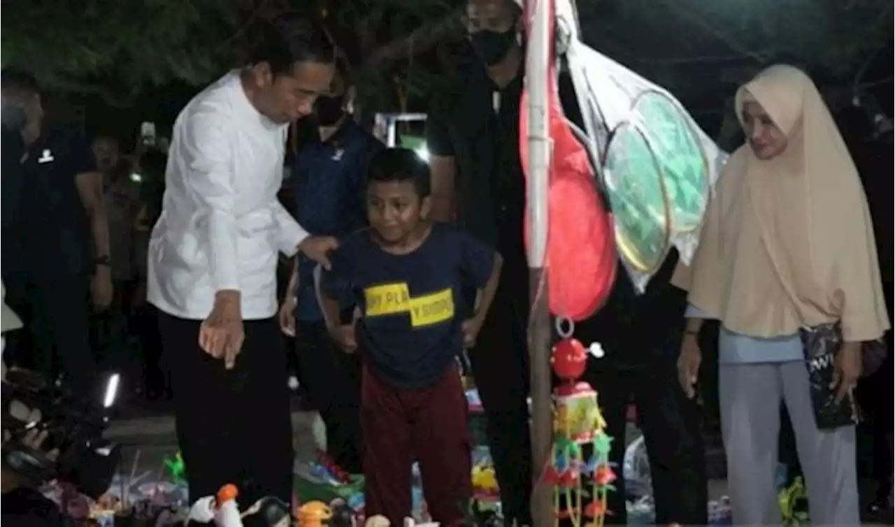 Presiden Jokowi Traktir Anak-Anak di Pantai Pamali