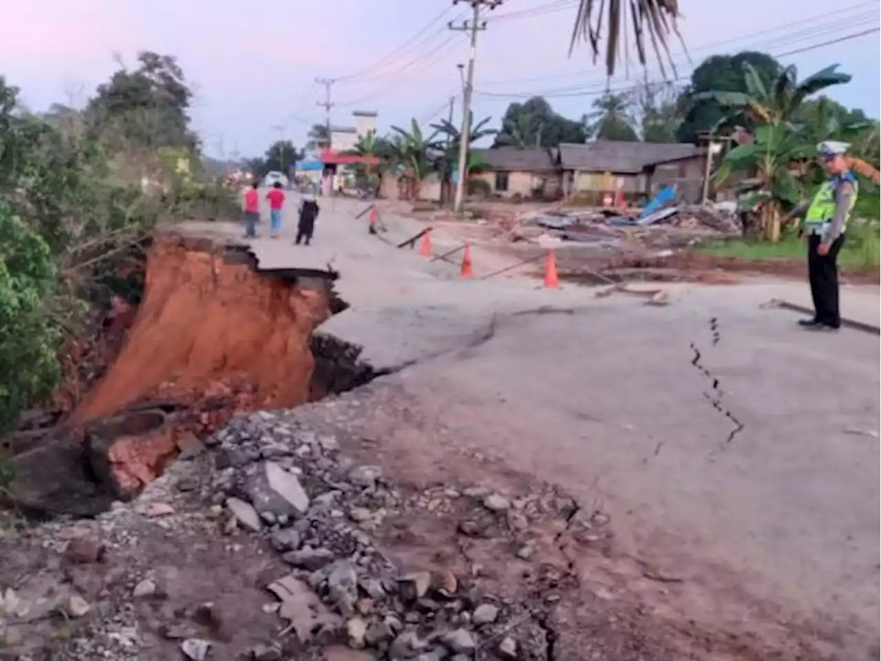 Trans Kalimantan Ruas Satui Barat Longsor