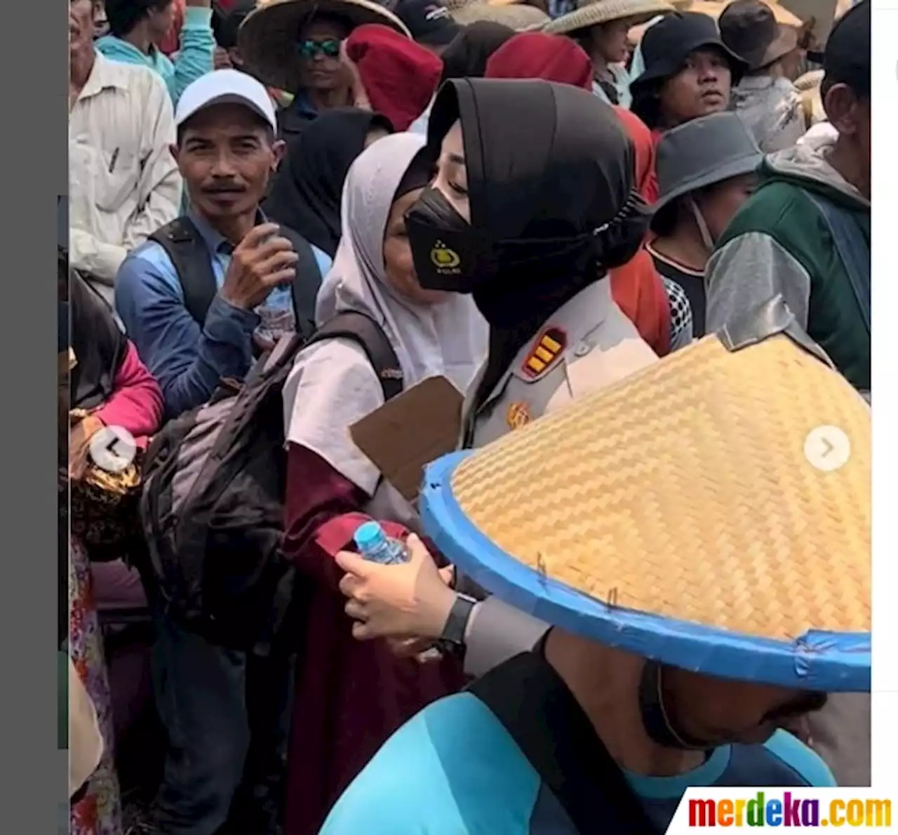 Foto : Aksi AKP Rita Yuliana Kawal Demo Hari Tani, Sikapnya ke Seorang Petani Menyentuh Hati | merdeka.com