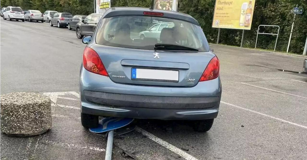 Von Sonne geblendet: Frau (83) fährt Schild in Amberg um