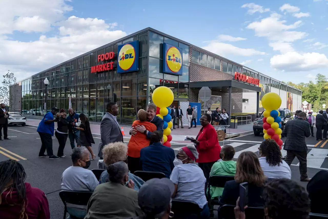 D.C. residents celebrate new supermarket east of the Anacostia River