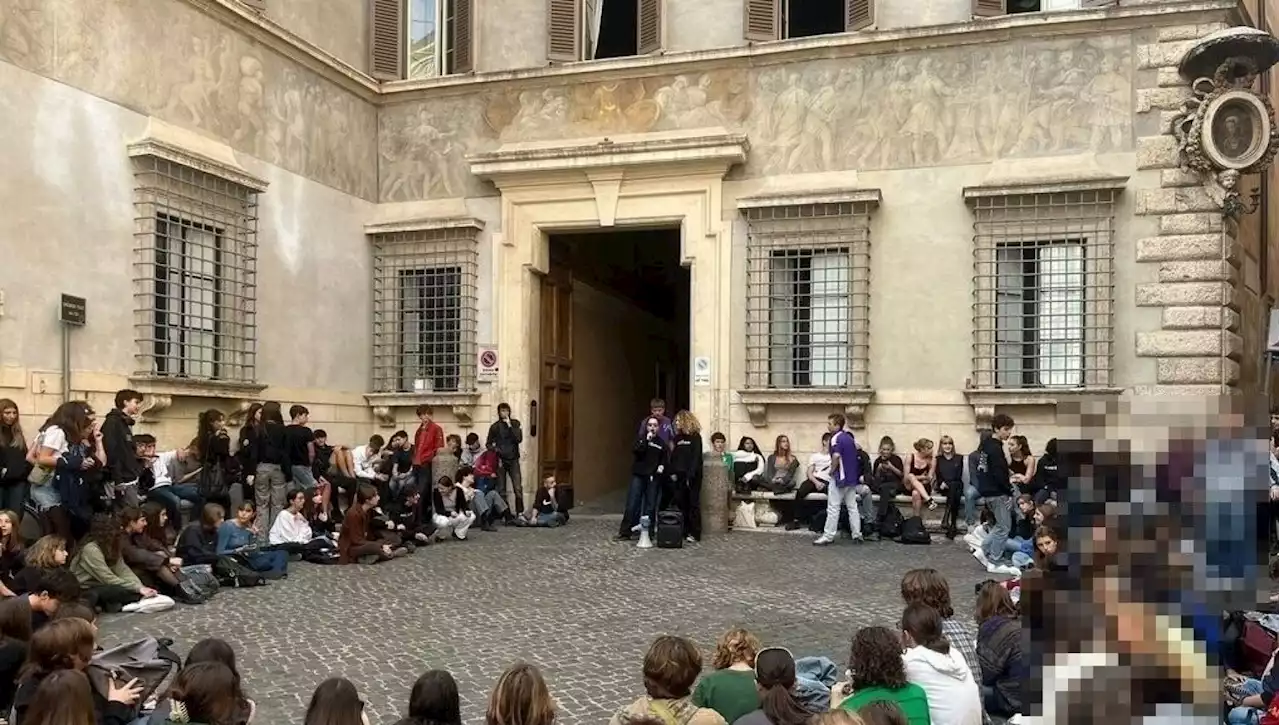 Gli studenti del liceo Virgilio parlano di fascismo, arrivano i carabinieri e li identificano