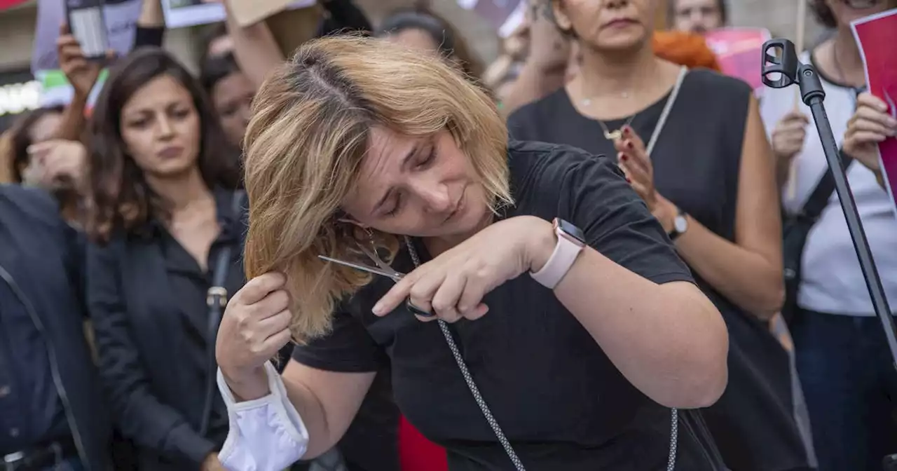 Nach ungeklärtem Tod: Eltern von Mahsa Amini reichen Klage gegen Polizei ein