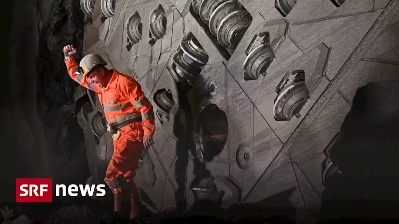 Strecke Zürich-Chur - Sicherheitsstollen Kerenzerbergtunnel: Mineure feiern Durchstich