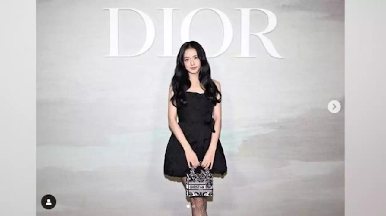 Jisoo Blackpink Elegan Mengenakan Gaun Mini Hitam di Fashion Show Dior