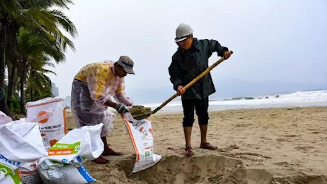 Typhoon Noru barrels into Vietnam