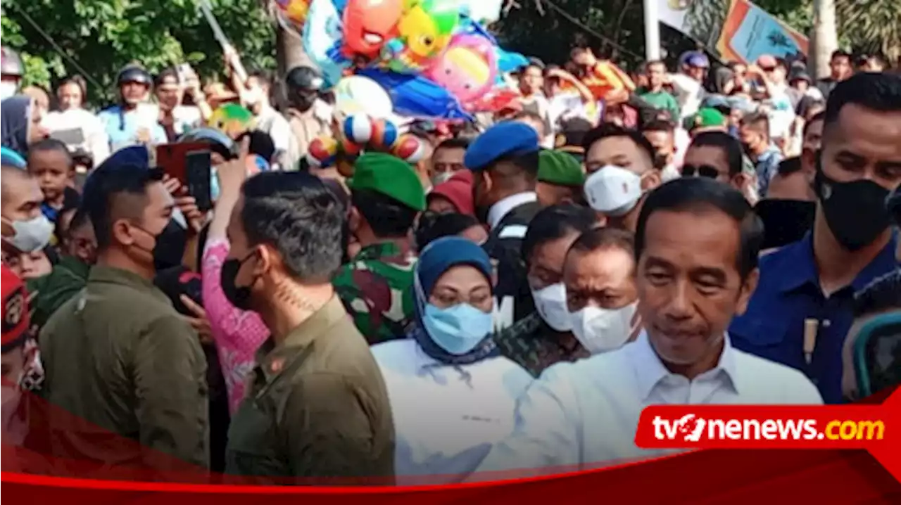 Bagi-Bagi BLT dan Kaos, Warga Berdesak-desakan Menyambut Presiden Jokowi di Pasar Ternate