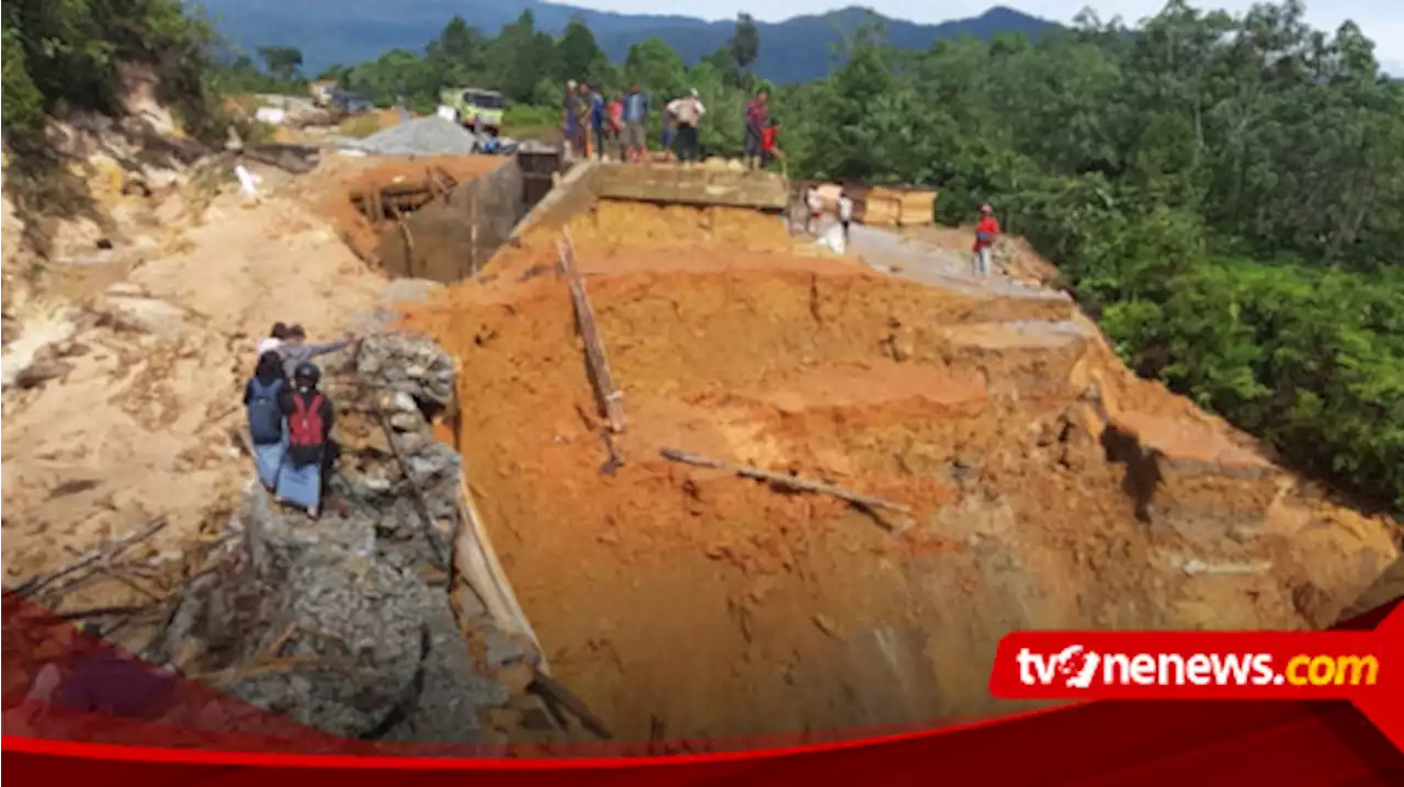 Jembatan Penghubung Antar Dusun di Kecamatan Sajingan Besar Sambas Ambruk Akibat Longsor, Transportasi Lumpuh