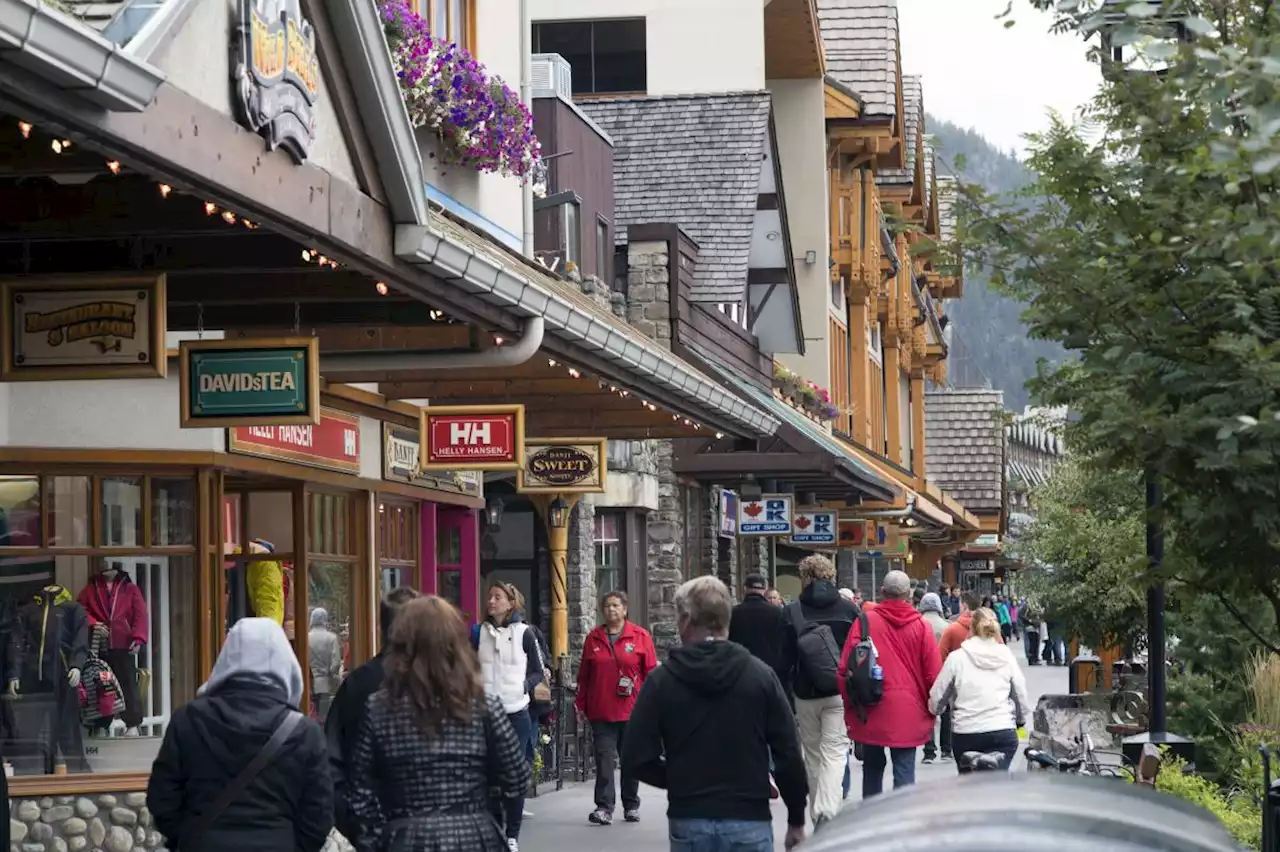 Retail group urges Ottawa to cut taxes for tourists