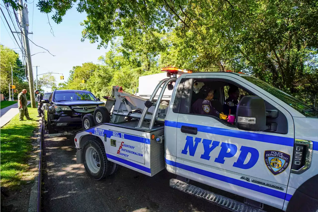 NYPD removes abandoned and idling trucks following community complaints in the Bronx | amNewYork