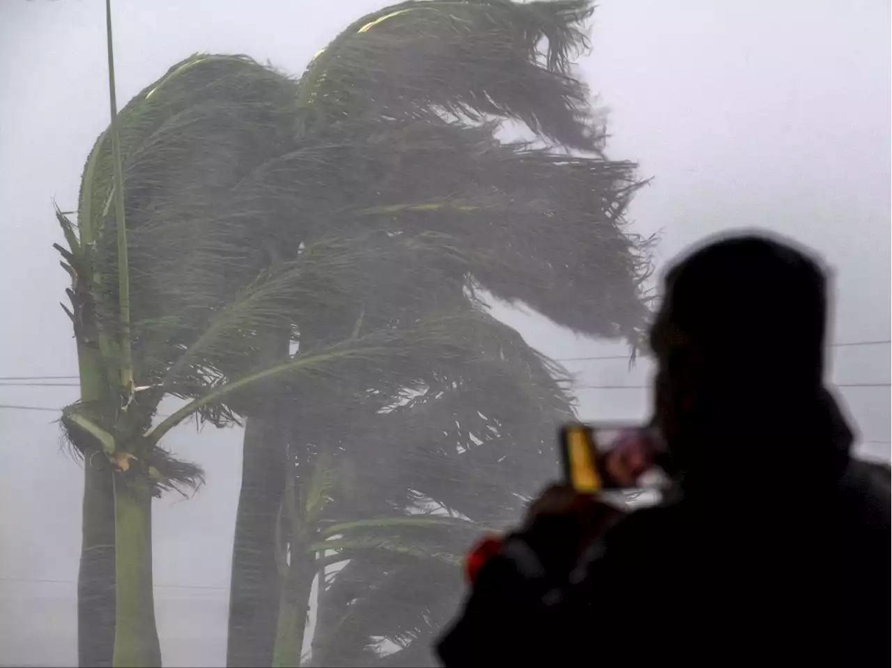 Hurricane Ian makes landfall along Florida Gulf Coast with Category 4 fury