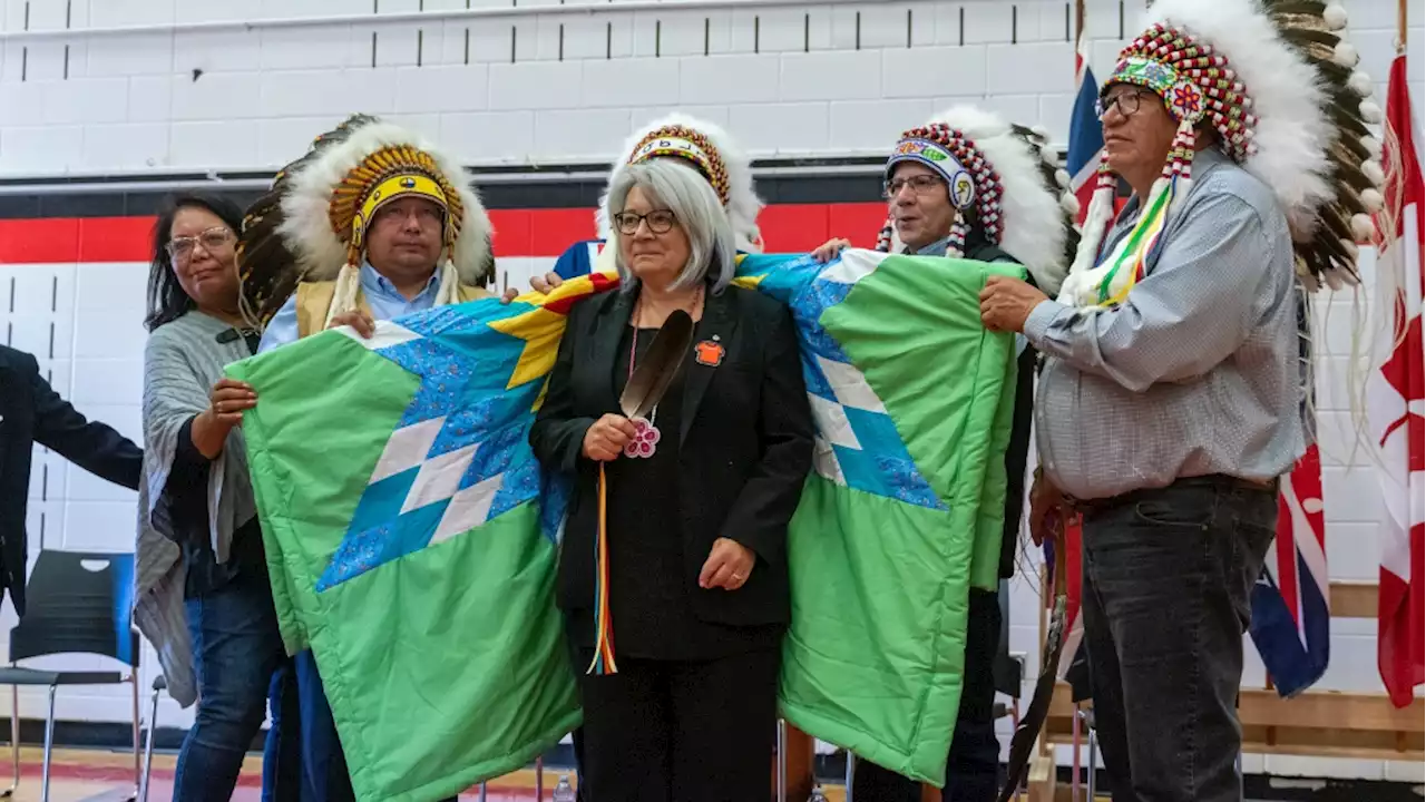 Governor General places tobacco on graves of Saskatchewan stabbing victims