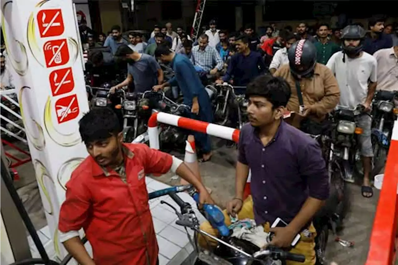 پٹرولیم مصنوعات سستی کرنے کیلئے حکومت کا آئی ایم ایف سے بات چیت کا فیصلہ