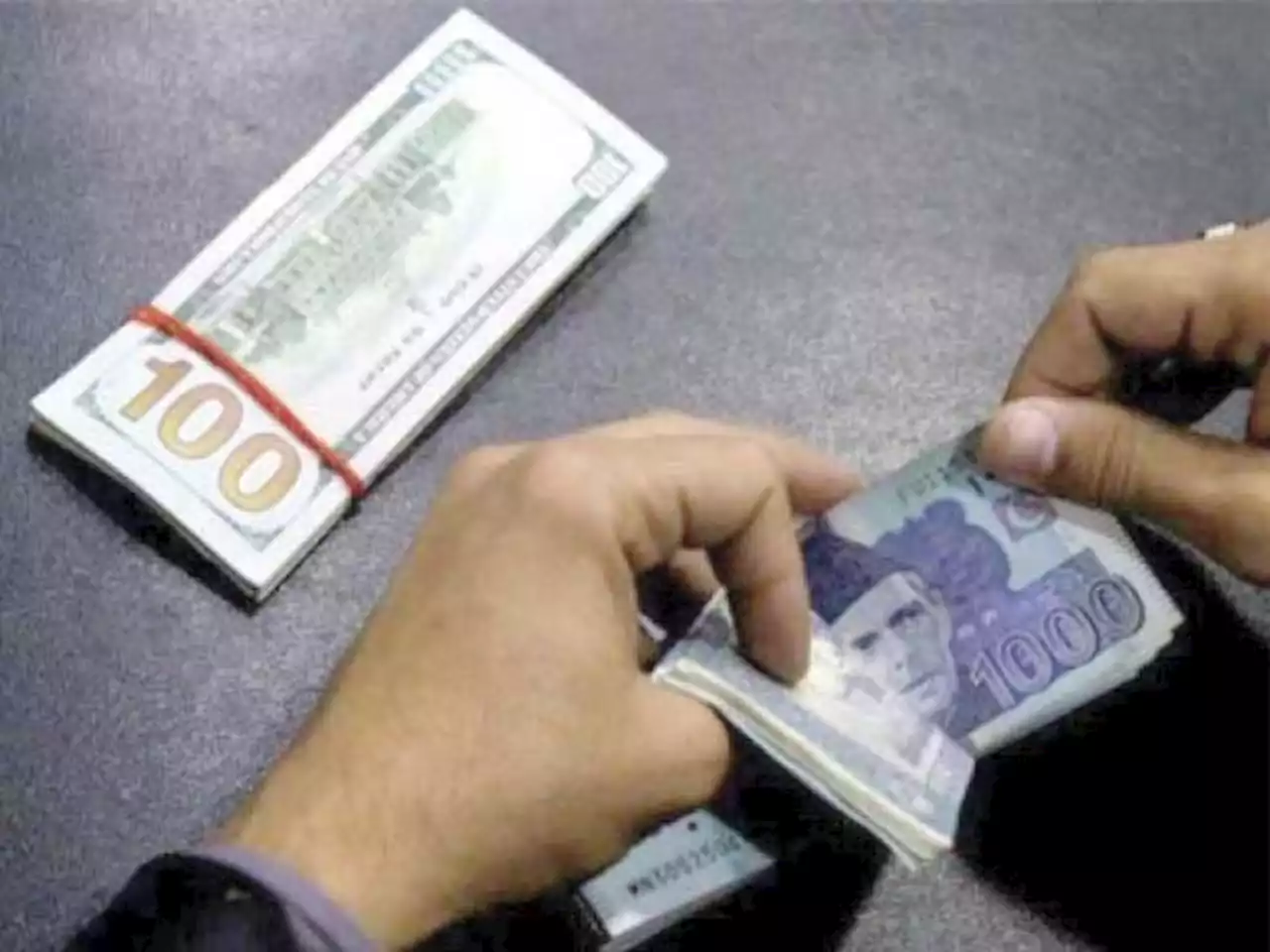 روپے کے مقابلے میں ڈالر کی قدر مسلسل گراوٹ کا شکار - ایکسپریس اردو