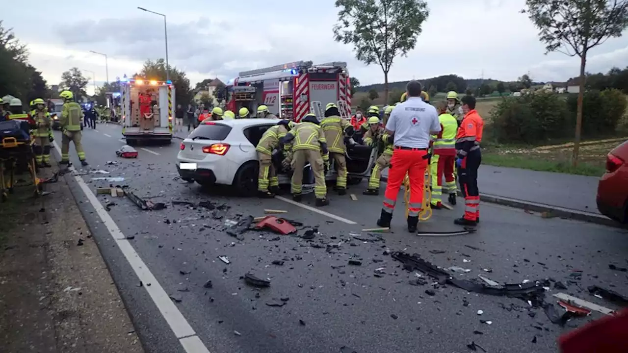 Schwerer Unfall in Regensburg: Autofahrer (23) eingeklemmt und verstorben - idowa