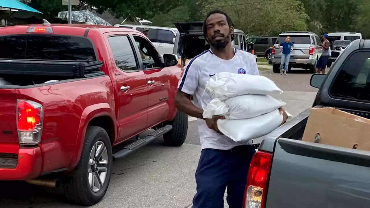 Hurricane Ian: Volunteers help Ken Knight Drive neighbors on Jacksonville's Northside