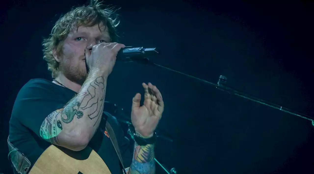 Ed Sheeran si esibisce a sorpresa in un locale di Ibiza e canta i Backstreet Boys