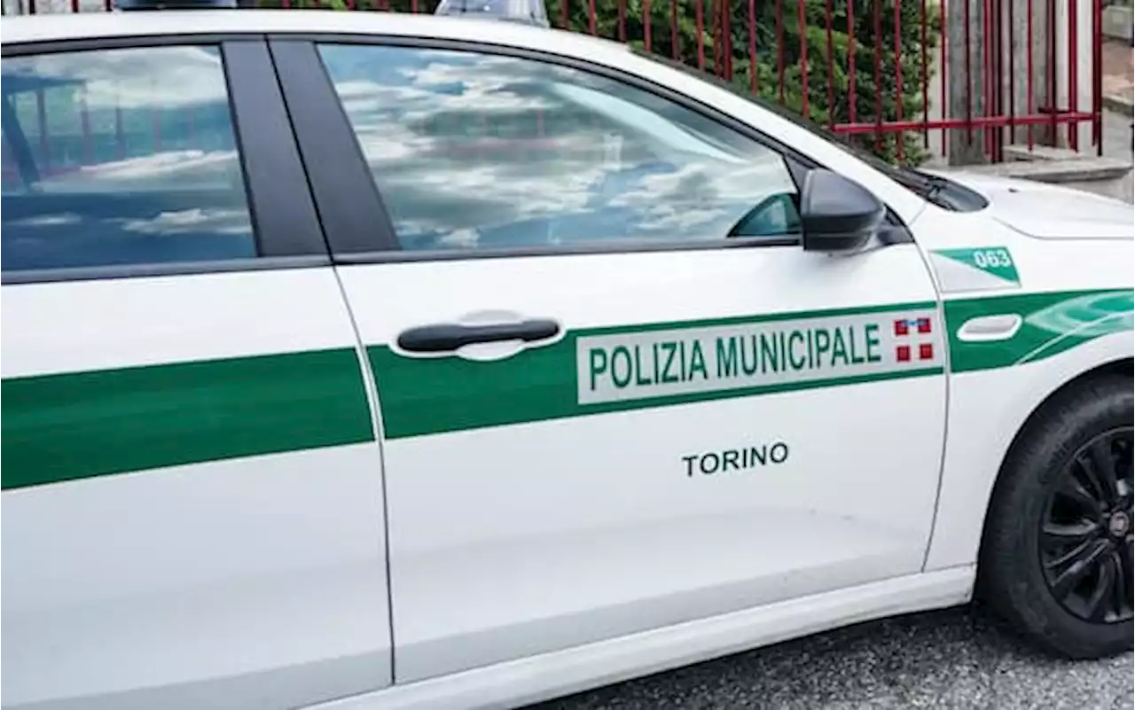 Torino, scoperta carrozzeria abusiva: multa e sequestro