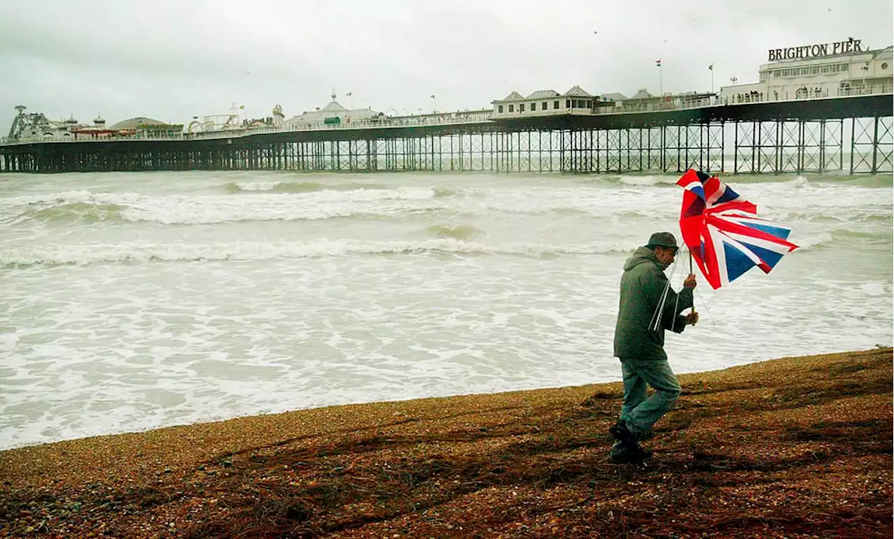 Strong winds of up to 55mph to lash UK before sunshine and 18°C sweeps in for London Marathon