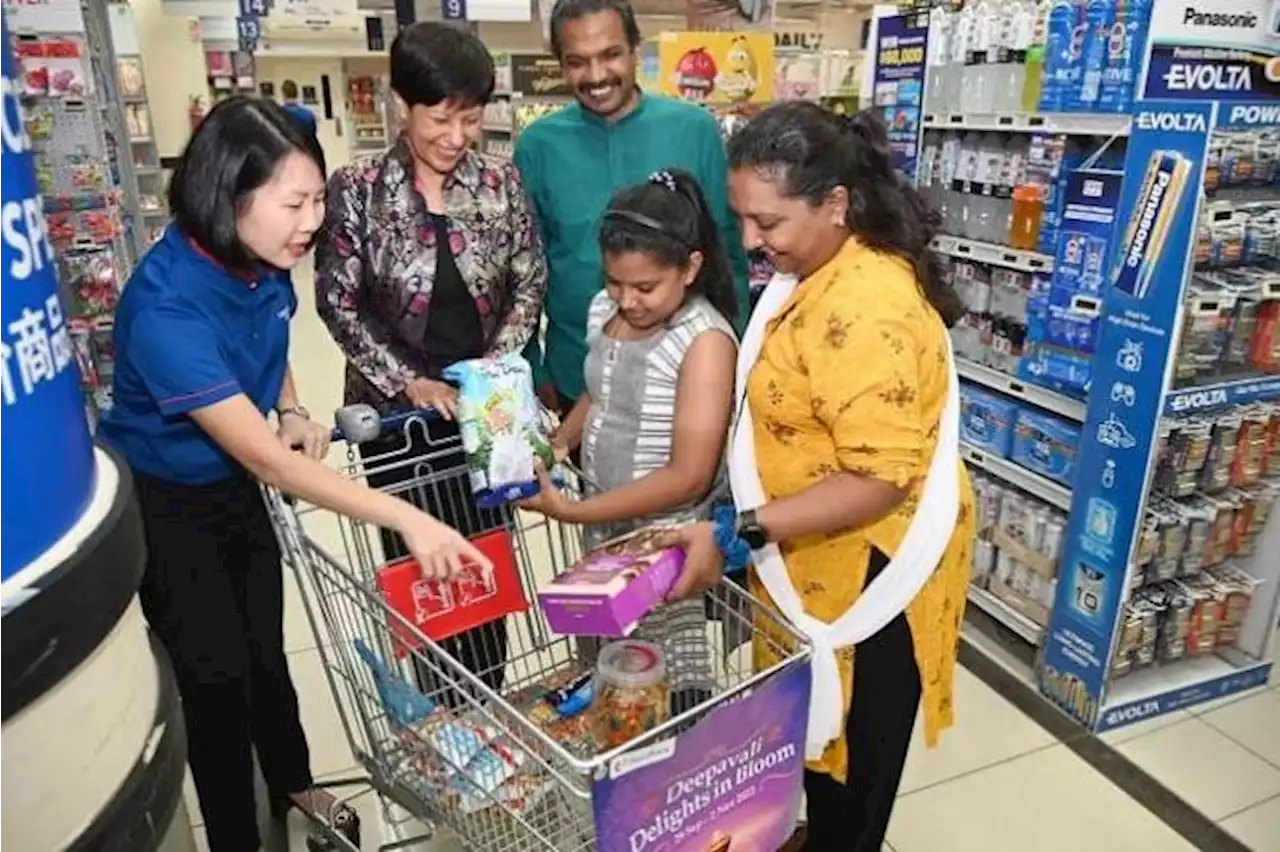 FairPrice donates $40,000 to Sinda to help needy students ahead of Deepavali