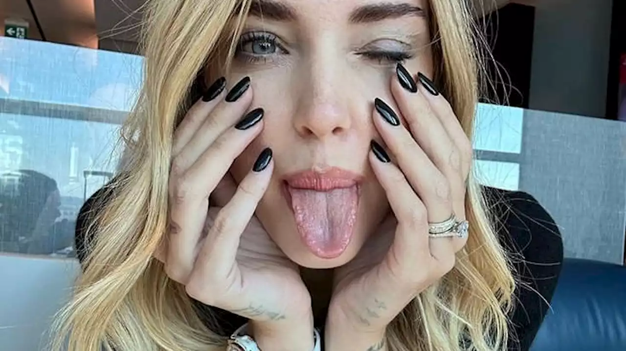 Chiara Ferragni con lo smalto nero, il trend unghie che non passa mai di moda