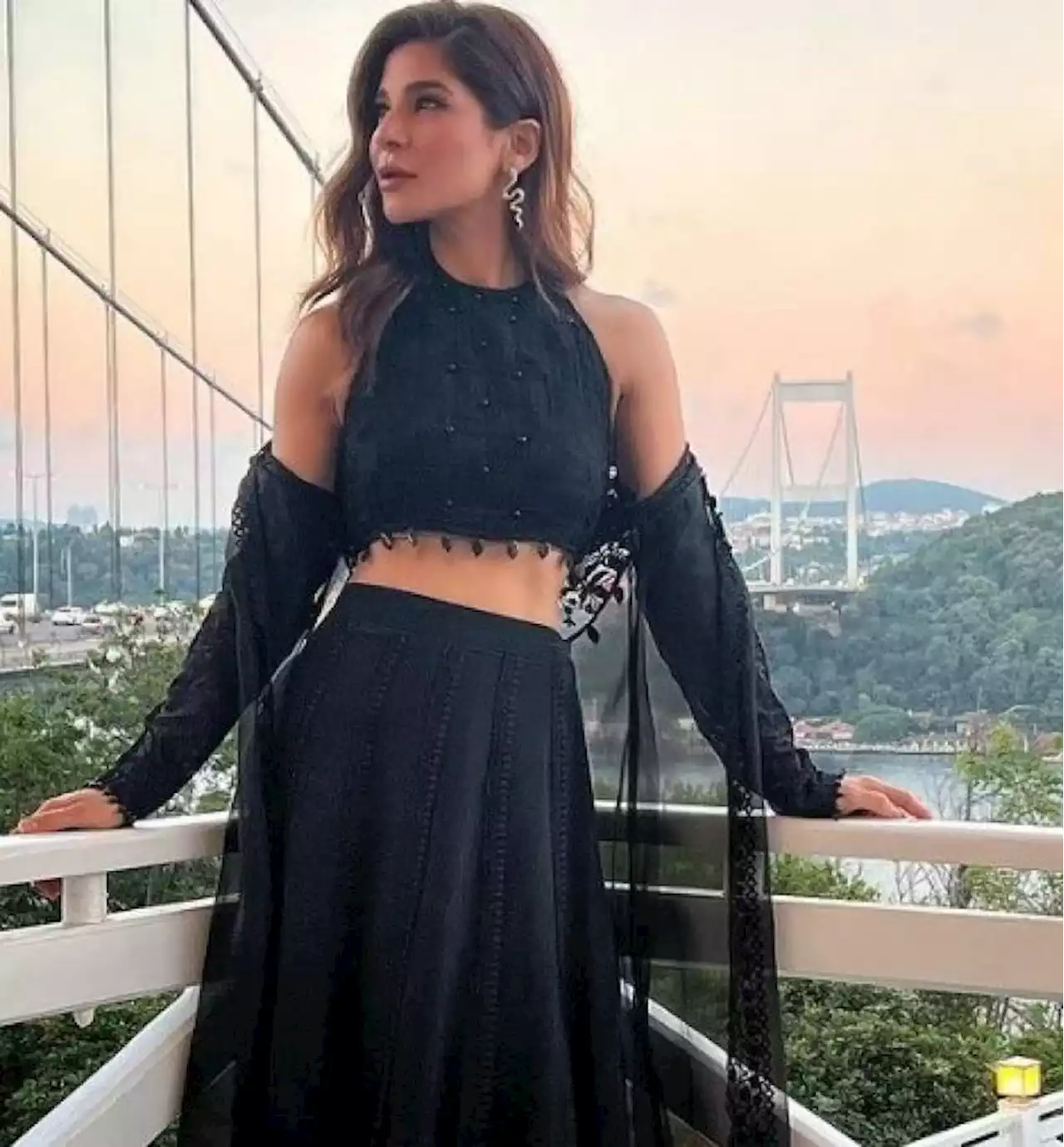 Ayesha Omar’s steaming hot workout strikes fans with awe
