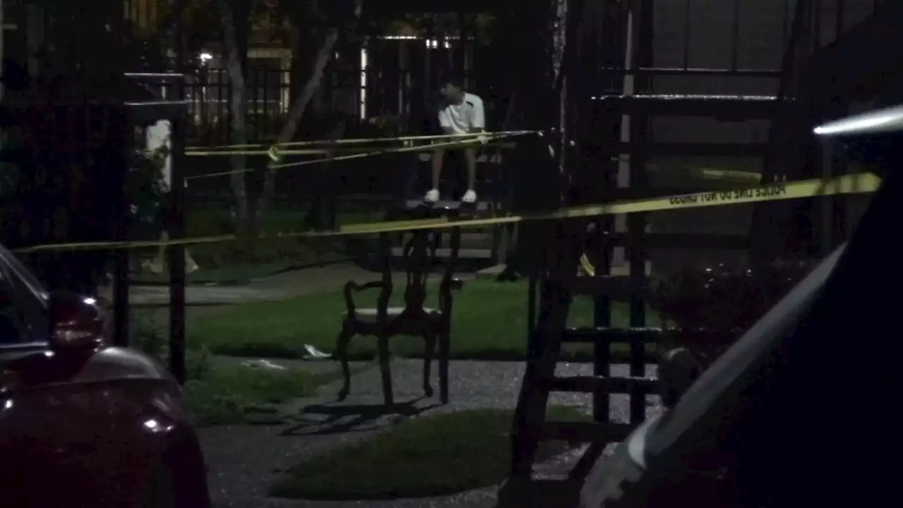 HPD searching for suspects after 2 women shot while sitting outside Spring Branch apartment