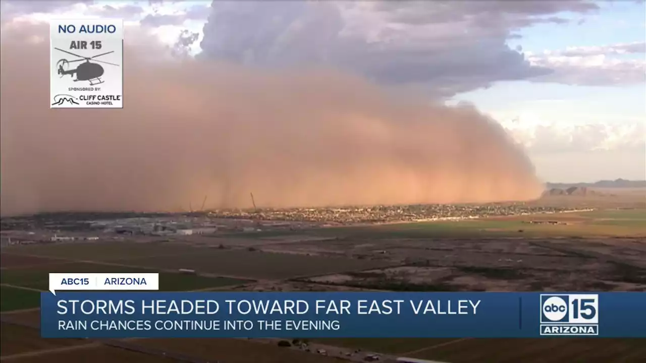 Massive dust storm creeps through southeast Valley