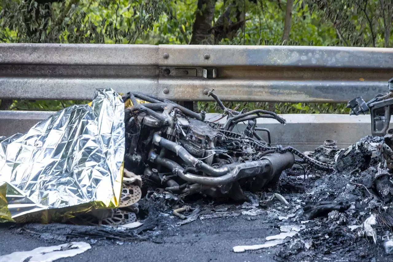 Tödlicher Unfall: Motorradfahrer unter Auto eingeklemmt