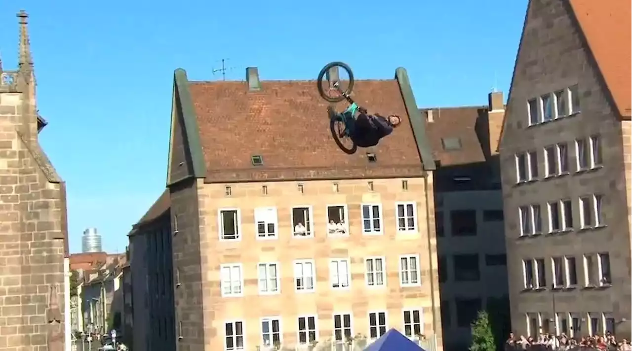 Tollkühne Mountainbiker fliegen durch Nürnberg