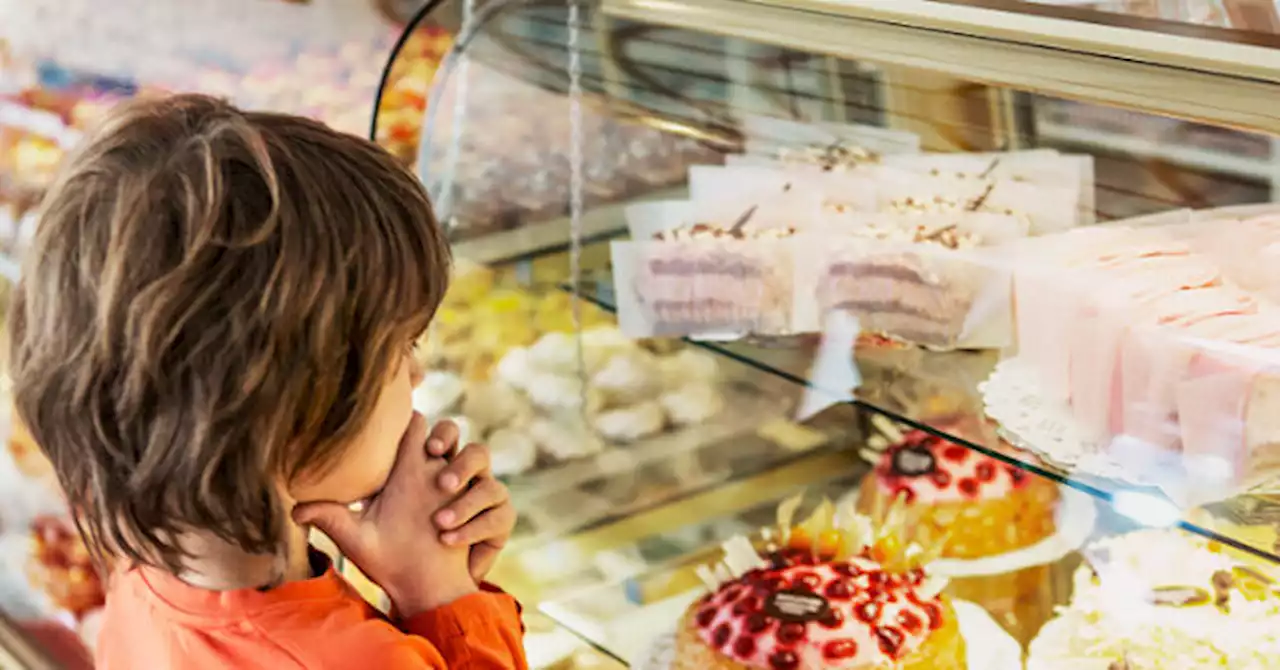 VIDEO: Grocer Hires Deaf Cake Decorator Who Wants to Open Bakery