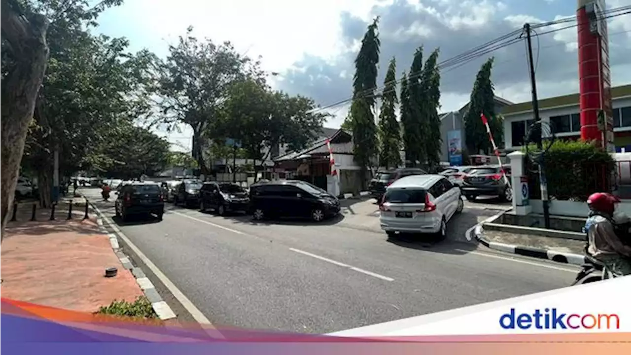 Mobil Antre Panjang di SPBU Cempaka Putih Saat Harga BBM Diumumkan Naik