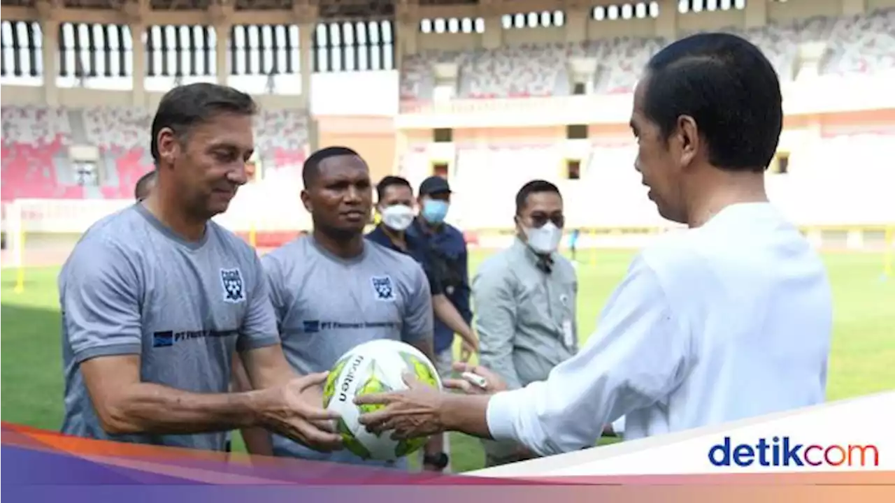 Pesan Jokowi ke Pelatih Papua Football Academy: Titip Anak-anak, Coach