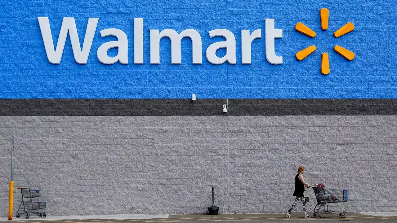 Tupelo, Mississippi pilot threatening to crash plane into Walmart, police say