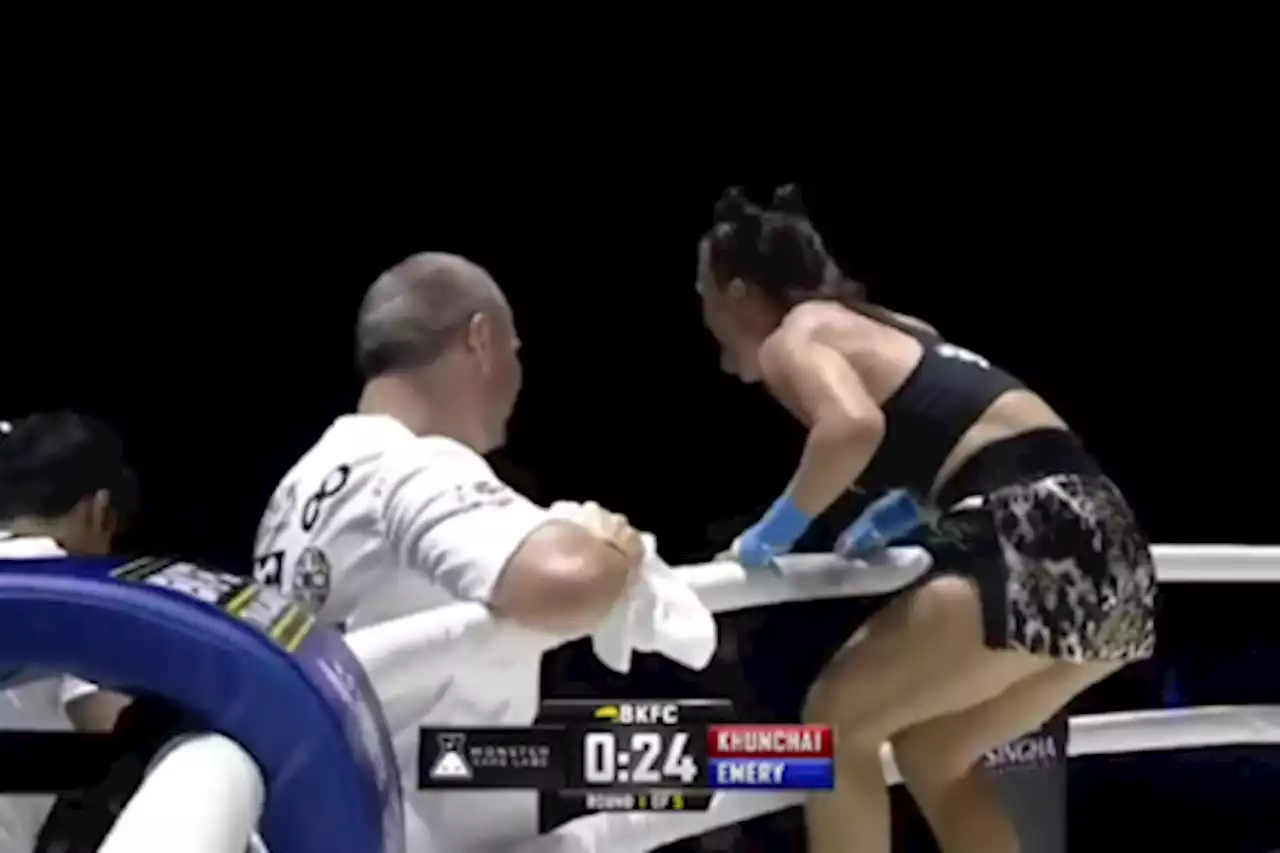 ¡Insólita reacción para celebrar triunfo! Topless de una luchadora