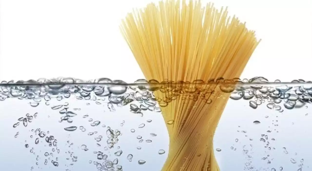 Cuocere la pasta a fuoco spento: il consiglio (per risparmiare sulla bolletta) del premio Nobel Parisi