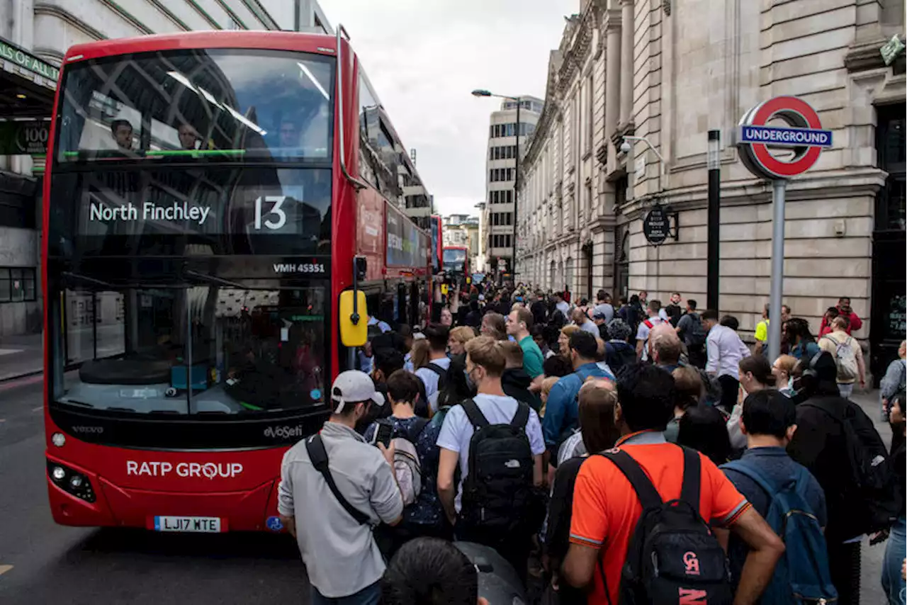 Ai biglietti degli autobus in Inghilterra verrà imposto un limite di 2 sterline per tre mesi - Il Post